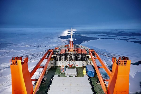 为了MOSAiC计划，俄罗斯科考船“费德洛夫院士号”正帮忙寻找合适的浮冰，穿过北冰洋中心的浮冰群。