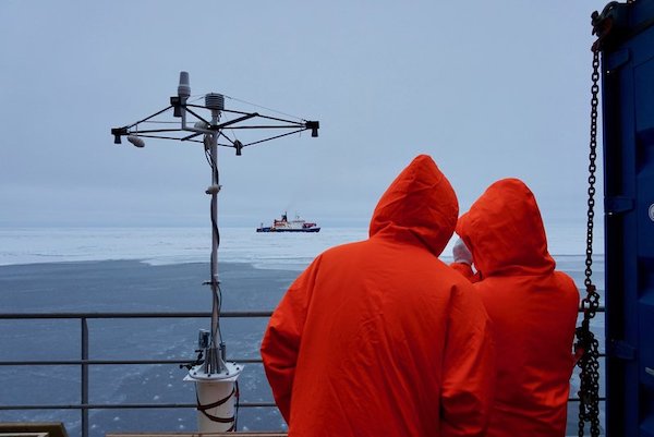 北极星号和费德洛夫院士号这两艘船上的科学家一起搜寻一块合适的浮冰。