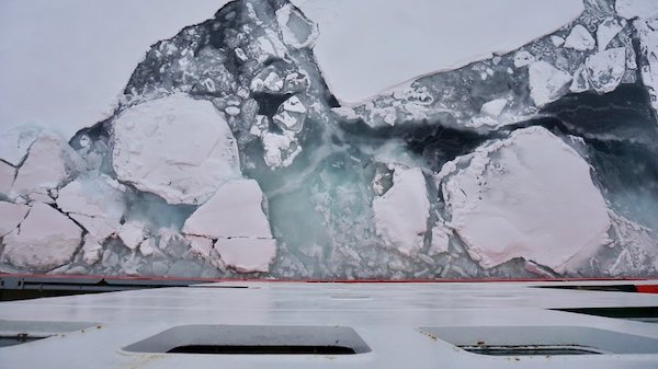 “费德洛夫院士号”穿过北冰洋浮冰群的南缘，巨型冰块在船身旁漂过。