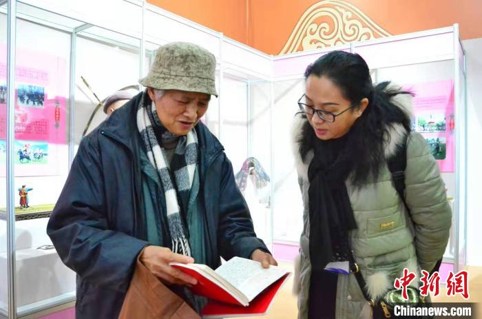 图为北京市民董锡珍向记者展示自己的笔记本。　鲁丹阳 摄