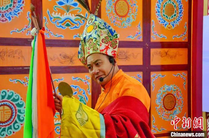 图为青海省格萨尔史诗国家级传承人才智说唱表演《格萨尔》剧中的《赛马称王》。　鲁丹阳 摄