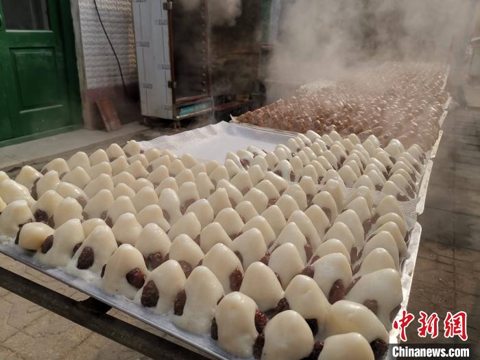每天有上万斤年糕在小张村蒸腾出锅，运往中国各地餐桌上。　赵晓 摄