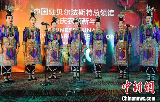 中国贵州省歌舞团艺术家们表演苗族歌舞。北爱