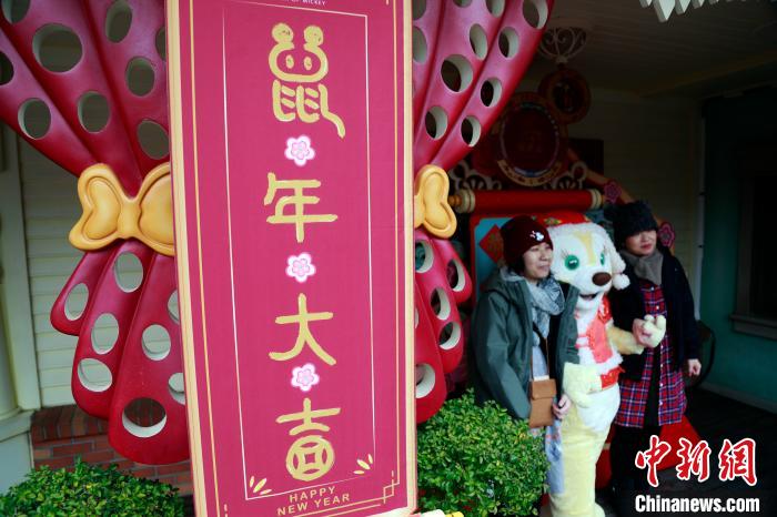迪士尼园区内的浓郁中国年味。　汤彦俊 摄