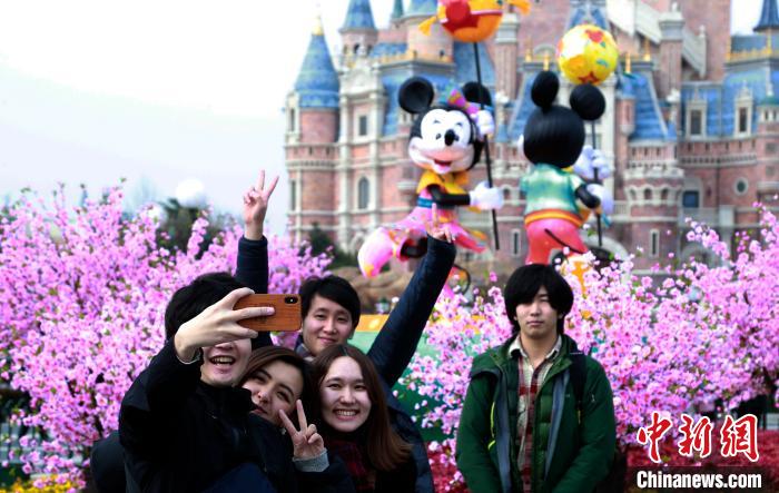 充满中国年味的上海迪士尼乐园吸引游客。　汤彦俊 摄