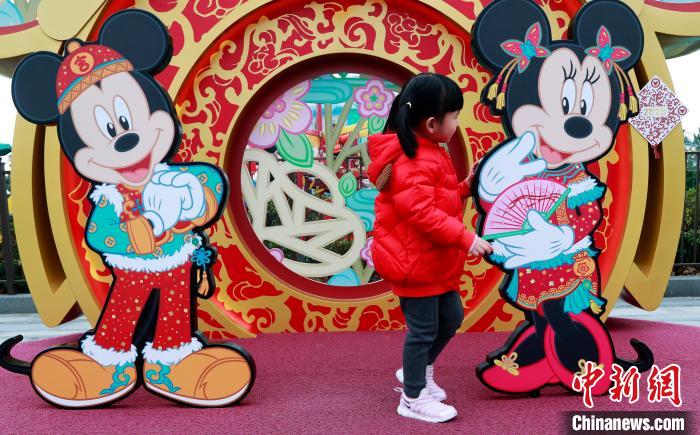 迪士尼在打造浓郁中国年味的同时，巧妙融入更为丰富的米奇和米妮元素。　汤彦俊 摄