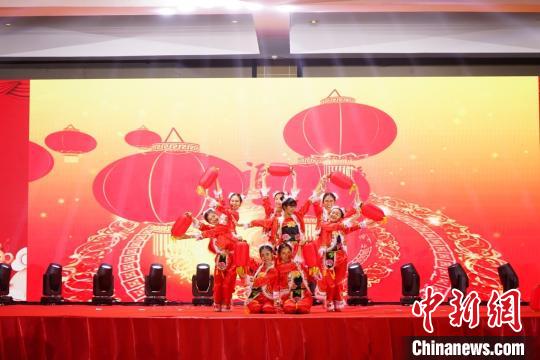 东部经济走廊站春节大联欢舞蹈表演《红灯笼》。孔院总部驻泰代表处供图