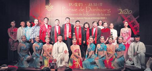 中国侨网巴黎中国文化中心工作人员与甘肃歌舞剧院演员合影留念。(《欧洲时报》/欧文 摄)