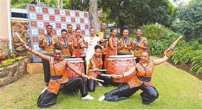 1月24日，在南非约翰内斯堡大学孔子学院举办的“2020新春庆典”活动上，南非南华寺天龙队表演团带来了舞蹈《中国鼓》。 　　本报记者 李滢嫣摄 