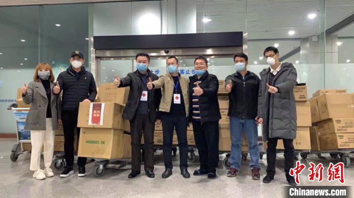 中国侨网日本闽籍侨团捐赠抗疫物资30日晚到达福州长乐机场。松友摄　林春茵　摄