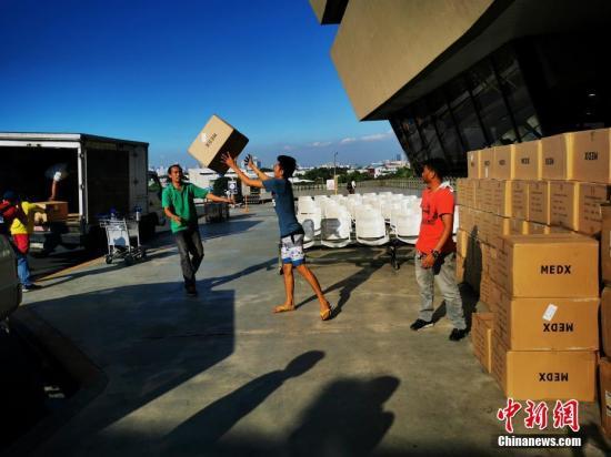  当地时间1月27日下午，菲律宾华侨华人捐赠的物资在机场被紧急装载运送。<a target='_blank'  data-cke-saved-href='http://www.chinanews.com/' href='http://www.chinanews.com/'>中新社</a>记者 关向东 摄