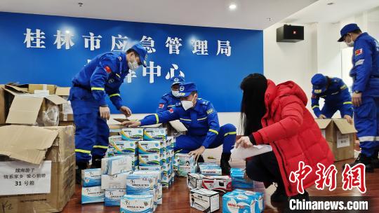 图为工作人员整理越南桂林籍企业家从越南买回捐赠的医用口罩。　杨宗盛 摄