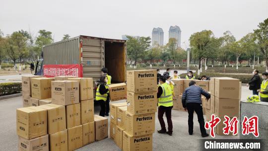 中国侨网图为工作人员将捐赠的口罩卸车搬往桂林市新型肺炎防控指挥部。　杨宗盛　摄