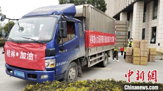 图为工作人员将捐赠的口罩卸车搬往桂林市新型肺炎防控指挥部。　杨宗盛 摄