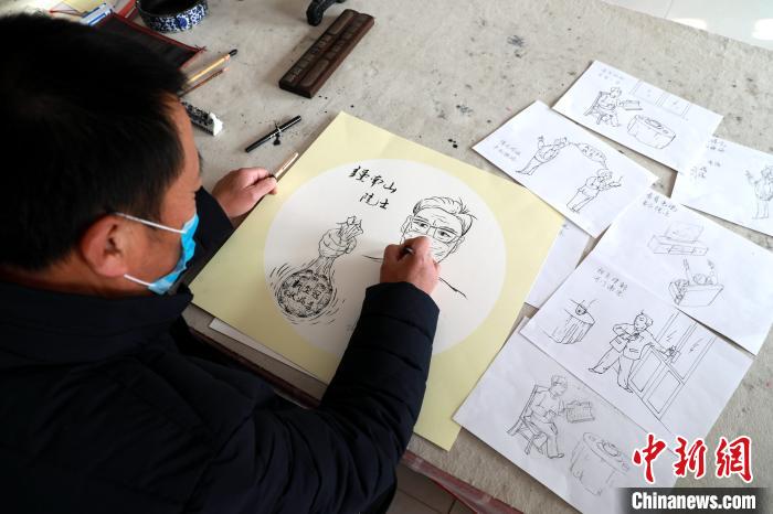 山东滨州的农民漫画家张新江拿起画笔，创作系列普及疫情防控知识的漫画。　贾海宁 摄
