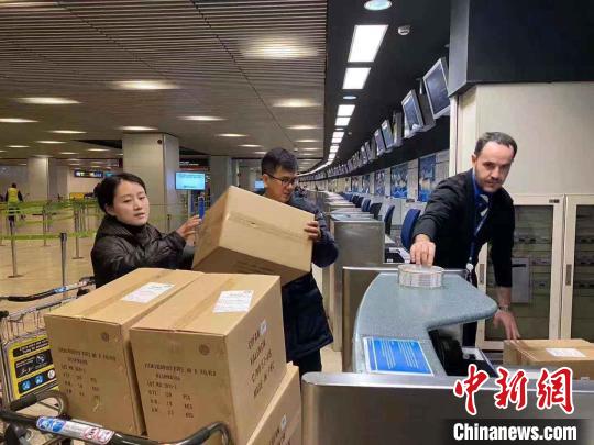 中国侨网俄罗斯山东同乡会在机场寄送运往中国的物资。　俄罗斯山东同乡会提供　摄