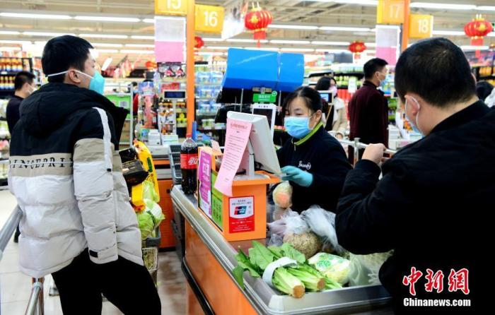 资料图：超市收银员正在工作中。<a target='_blank'  data-cke-saved-href='http://www.chinanews.com/' href='http://www.chinanews.com/'>中新社</a>记者 王东明 摄