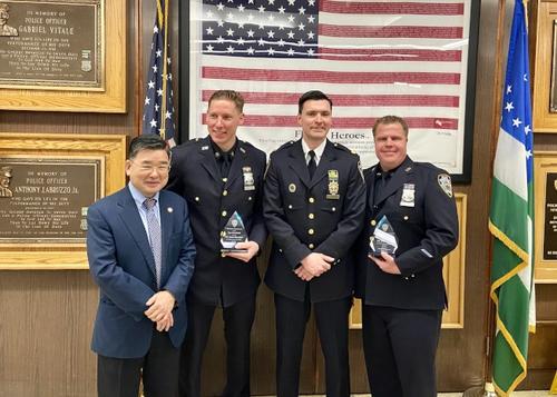 中国侨网两名警员获颁“本月最佳警员”奖牌。(美国《世界日报》》/朱蕾 摄)