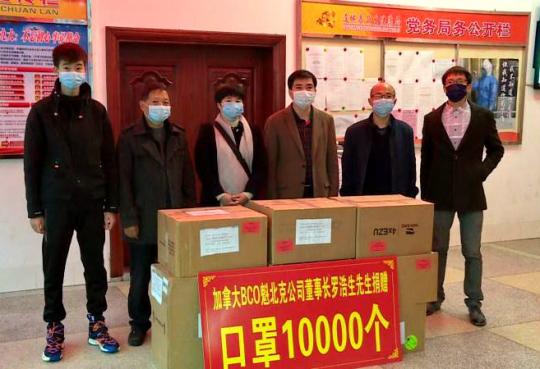 中国侨网连城籍加拿大侨胞罗浩生先生从加拿大寄回家乡的1万个外科口罩，捐赠交付连城县红十字会。　供图　摄