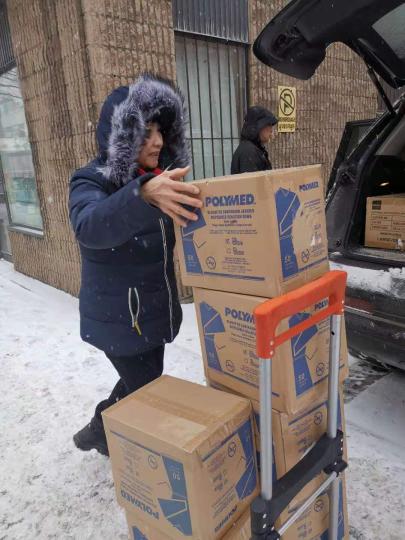加拿大蒙特利尔海南乡亲在零下20度的风雪天中将捐赠物资运去机场。　加拿大蒙特利尔海南同乡会供图 摄