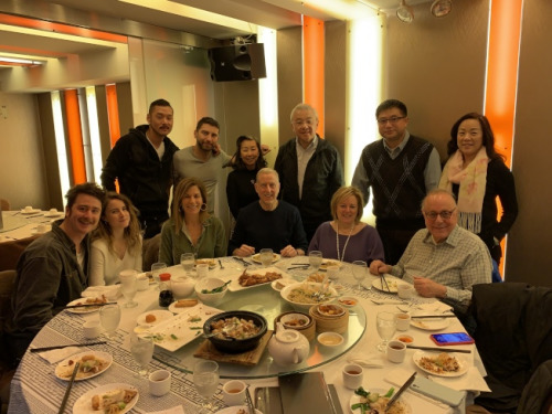 纽约犹太裔社区组织16日来到曼哈顿华埠酒楼吃午餐，表达对华人社区和商家的支持，呼吁民众不要因恐慌而歧视华裔。(美国《世界日报》记者和钊宇／摄影)