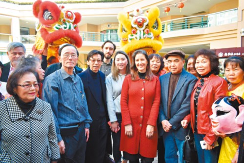加州奥克兰市长薛丽比(前右四)到访富兴中心与华埠民众交谈。(美国《世界日报》记者黄少华／摄)