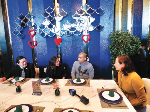 伍凤仪(左二)15日下午到访万锦市华人餐馆，与餐馆东主郭先生(右二)交谈。 加拿大《星岛日报》记者摄