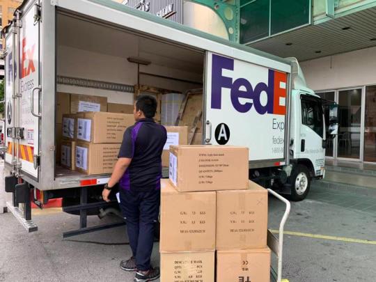 捐赠的物资在准备和运输中。　海南省委统战部供图 摄