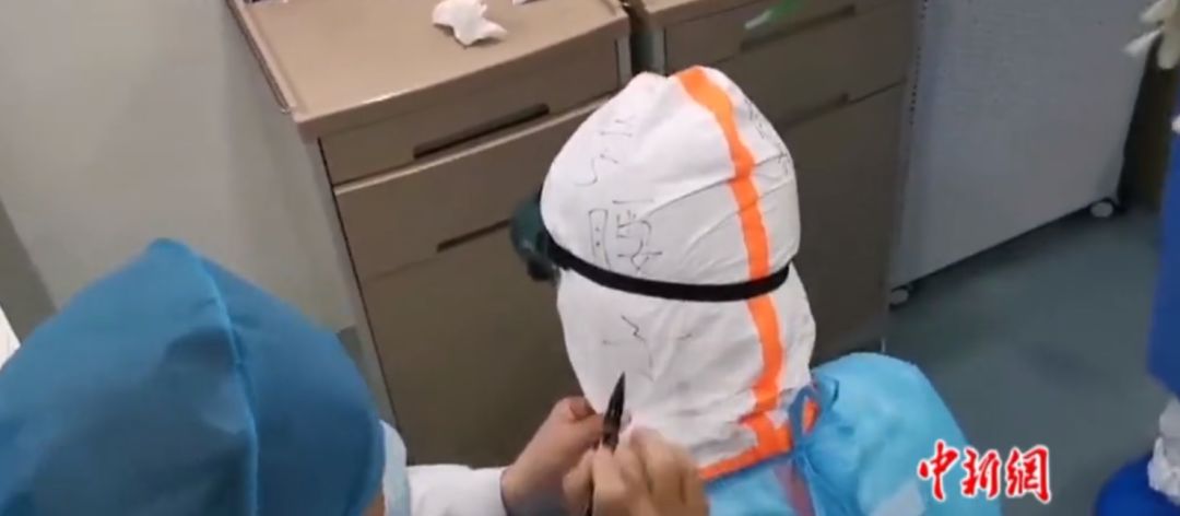 医护人员再防护服上写上了“烤腰子”。视频截图