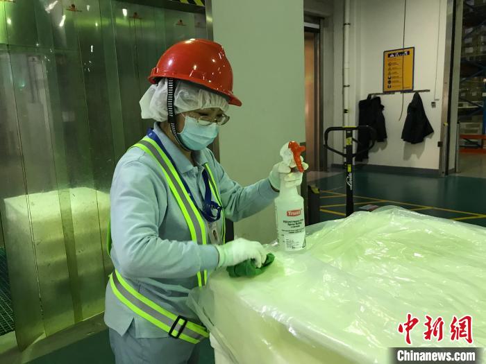 赛诺菲(北京)制药有限公司将操作面板、触摸屏、把手等人员频繁接触的部位都缠上了一次性透明塑料膜，以便消毒。赛诺菲供图