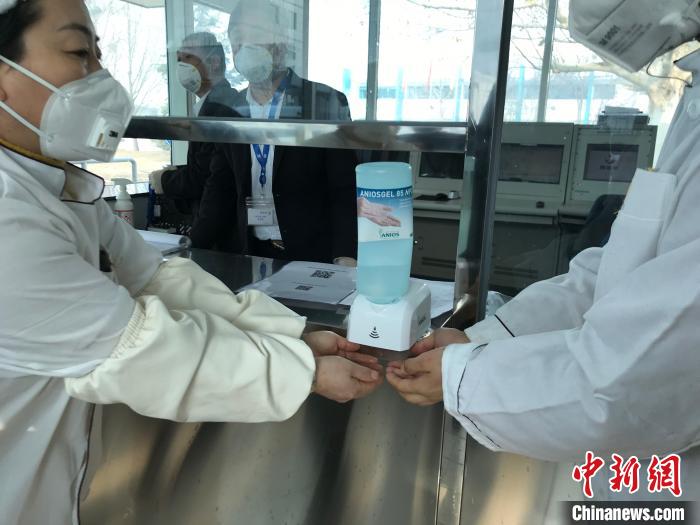 赛诺菲(北京)制药有限公司在生产区增加了疫情期间临时消毒措施。赛诺菲供图