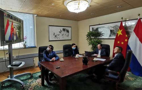 驻荷兰大使同在荷中国留学生代表举行视频会议