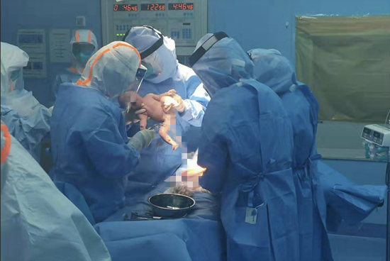 2月6日，一名新冠肺炎确诊孕妇的女儿在华中科技大学附属同济医院中法新城院区出生。 院方供图