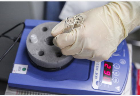 3月16日，工作人员在科兴中维质检实验室进行新型冠状病毒灭活疫苗细菌内毒素检测。 新华社 图