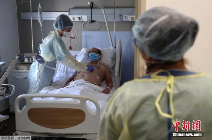当地时间4月8日，法国因新冠肺炎疫情封城第23天，巴黎附近的巴尼奥莱市一家医院内，新冠肺炎患者正在接受心电图检查。
