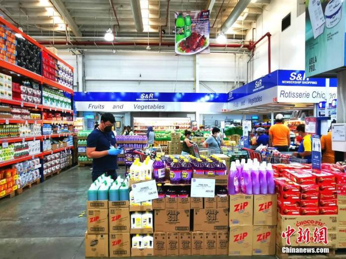 4月1日，菲律宾首都马尼拉超市保障供应，货品充足，价格基本平稳。采购者付款时保持“社交距离”。
<a target='_blank' href='http://www.chinanews.com/'>中新社</a>记者 关向东 摄