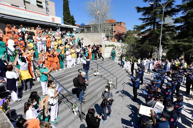 4月12日，在西班牙马德里的一家医院门口，警察向医务工作者致敬并演奏音乐。 当日，一群警察在医院外为医务工作者演奏音乐表达敬意。（图片来源：新华社）