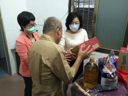 中国侨网潘少銮（右一）一行下访慰问困难群众。　厦门市侨联供图　摄