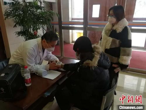 中国侨网校医院医生为留学生做检查。辽宁石油化工大学供图