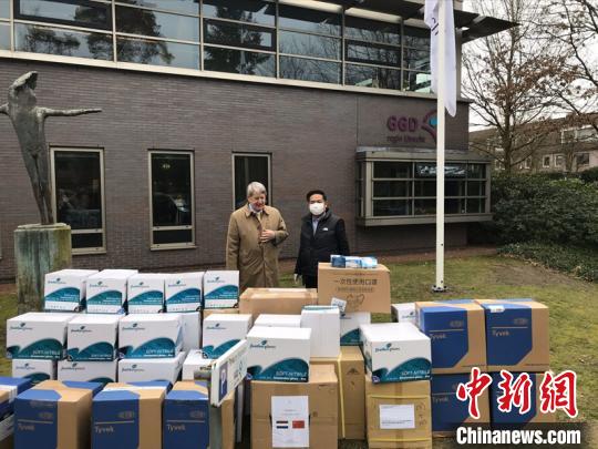 中国侨网荷兰莱茵集团董事长、荷兰湖南商会会长彭锦路（右）向当地捐赠防疫物资。湖南省委统战部供图