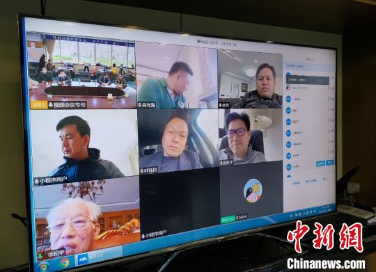 中国侨网视频连线帮助海外侨胞　陈薇　摄