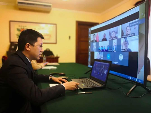 中国驻秘鲁大使梁宇感谢专家组来秘支援抗疫工作。
