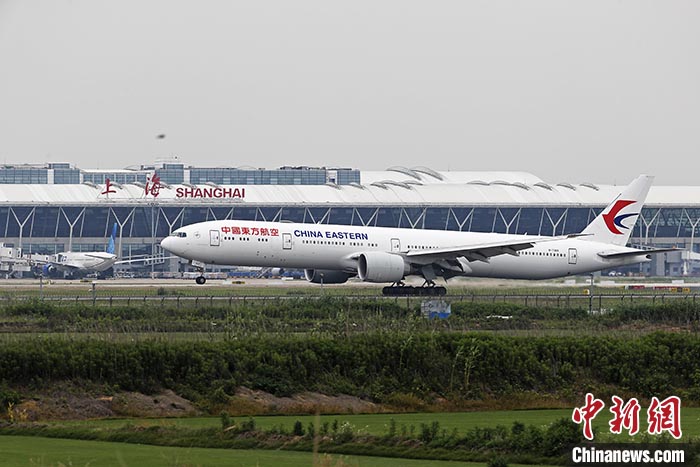 图为5月27日，一架中国东方航空公司客机降落在上海浦东国际机场。 <a target='_blank' href='http://www.chinanews.com/'>中新社</a>记者 殷立勤 摄