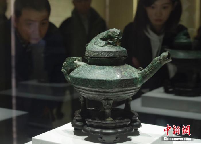 资料图：2019年，“虎鎣：新时代·新命运”展览在北京的中国国家博物馆开幕。“虎鎣”为西周晚期文物，原为清宫旧藏，1860年被英国军官哈利·埃文斯劫掠后由其家族收藏。2018年11月23日，经中国有关部门多方面工作推动流失文物返还，“虎鎣”最终在被安全运回北京。<a target='_blank' href='http://www.chinanews.com/'>中新社</a>记者 贾天勇 摄