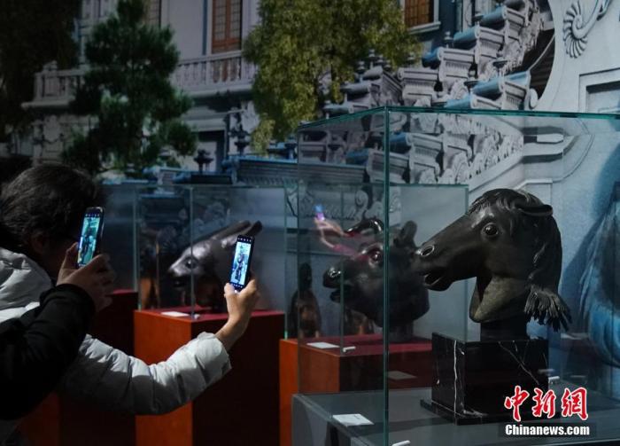 资料图：观众在马首铜像（右）前拍照。<a target='_blank' href='http://www.chinanews.com/'>中新社</a>记者 张兴龙 摄