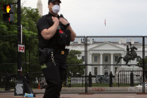 海外网评：白宫筑起“隔离墙”加剧美国社会撕裂