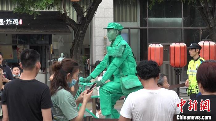 图为西安大唐不夜城行为艺术演员马龙“化身”雕塑。　党田野 摄