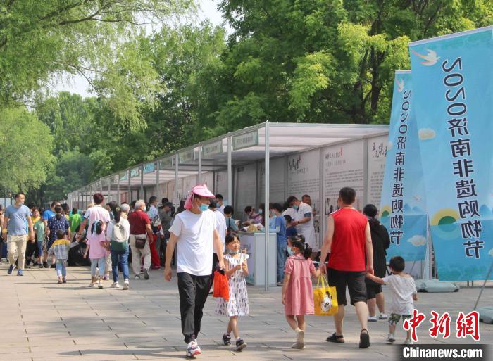 济南市2020年文化和自然遗产日非遗购物节暨直播带货活动6月13日在大明湖超然楼广场举行。(资料图) 赵晓 摄