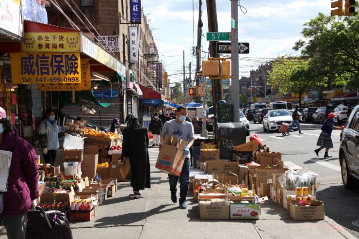 5月12日，纽约市布鲁克林八大道，商贩在摆摊做生意。