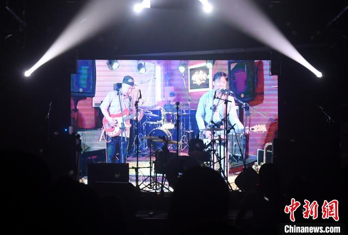 图为福州会场大屏幕播放台湾“黑色收音机”乐队的演出画面。　吕明 摄